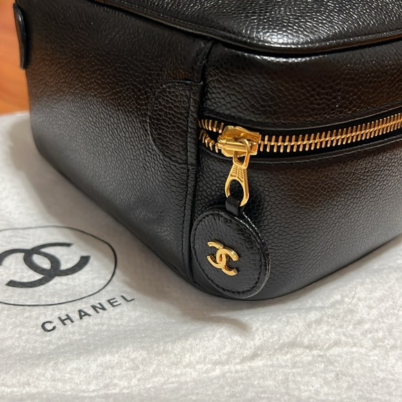 🚨 SOLD 🚨 🖤💛 EXCELLENT CONDITION CHANEL CC Logo Caviar Cosmetics Vanity Hand Bag - Picture 4 of 8
